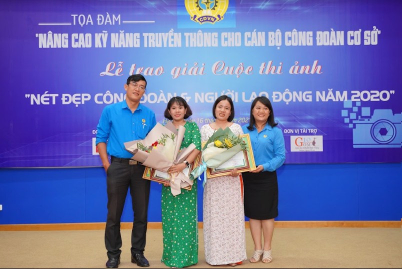 Bà Phan Thị Hồng Đào – Phó Chủ tịch Thường trực LĐLĐ tỉnh (ngoài bìa bên phải ảnh) chụp ảnh lưu niệm cùng 2 thí sinh đạt giải cao Nét đẹp công đoàn và Người lao động năm 2020. Ảnh LĐLĐ Tây Ninh