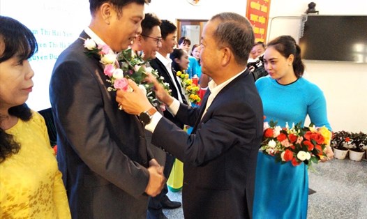 Ông Hoàng Liên, Tỉnh ủy viên, Chủ tịch LĐLĐ tỉnh Lâm Đồng trao vòng nguyệt quế biểu dương gia đình công nhân, viên chức lao động tiêu biểu. Ảnh Đức Thiệm