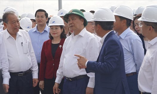 Thủ tướng Chính phủ Nguyễn Xuân Phúc và đoàn công tác thị sát 3 cảng trên tuyến cảng nước sâu Cái Mép-Thị Vải. Ảnh: Nguyễn Độ