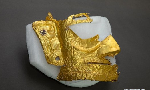 Mặt nạ bằng vàng bị vỡ được khai quật từ một hố hiến tế tại khu Di tích Tam Tinh Đôi ở tỉnh Tứ Xuyên, tây nam Trung Quốc. Ảnh: Tân Hoa Xã.