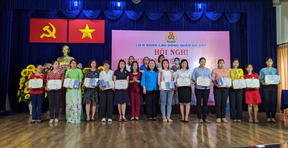 Tuyên dương 132 nữ CNVCLĐ “Giỏi việc nước - Đảm việc nhà”. Ảnh: Anh Tú