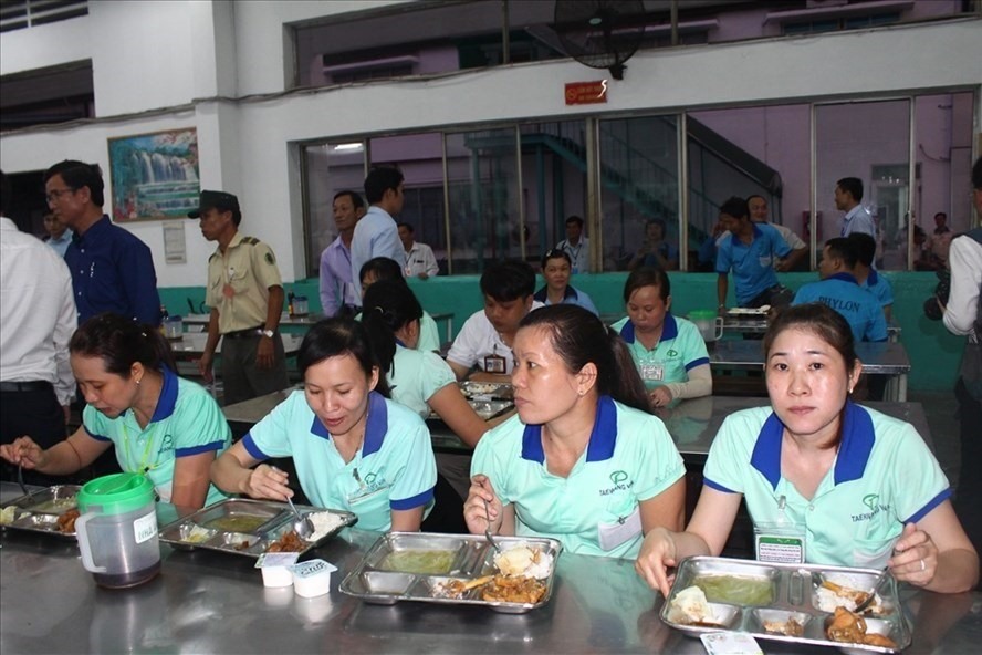 Bữa ăn giữa ca của công nhân công ty Taekwang Vina. Ảnh: Minh Châu