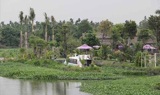 Rạch Bà Lụa chảy ra sông Sài Gòn bị lấn 33m để mở quán cà phê và nhà hàng. Ảnh: Đình Trọng