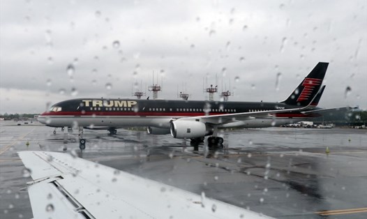 Chiếc Boeing 757 của ông Trump. Ảnh: AFP.