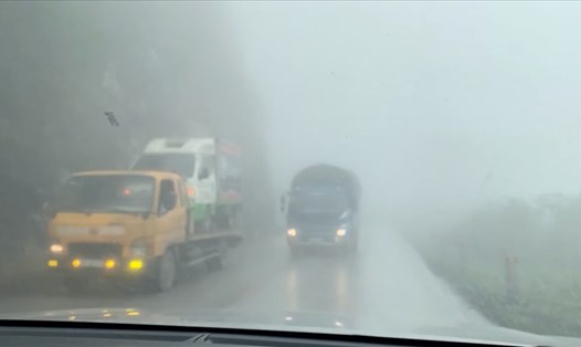 Xe tải lấn làn trong điều kiện thời tiết sương mù. Ảnh chụp màn hình