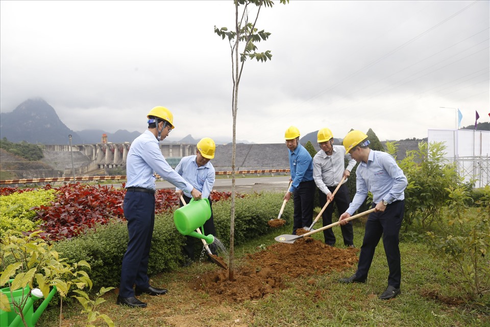 Lãnh đạo Công đoàn Điện lực Việt Nam và Công ty thuỷ điện Tuyên Quang trồng cây xanh sau lễ phát động. Ảnh: Nguyễn Lương