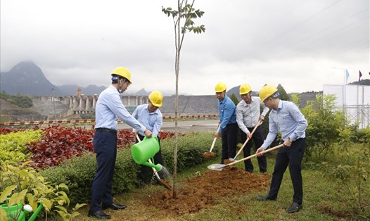 Lãnh đạo Công đoàn Điện lực Việt Nam và Công ty thuỷ điện Tuyên Quang trồng cây xanh sau lễ phát động. Ảnh: Nguyễn Lương