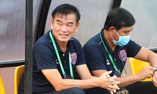Huấn luyện viên Phan Thanh Hùng nhận trận thua thứ 2 liên tiếp ở V.League 2021. Ảnh: Thanh Vũ