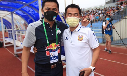 Huấn luyện viên Kiatisak và đồng đội cũ Phạm Minh Đức trước trận đấu Hoàng Anh Gia Lai gặp Hà Tĩnh. Ảnh: VPF