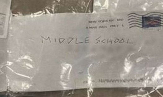 Hình ảnh một phong thư chứa bột trắng được gửi tới một trường học ở khu Manhattan, New York, Mỹ. Ảnh: NYPD