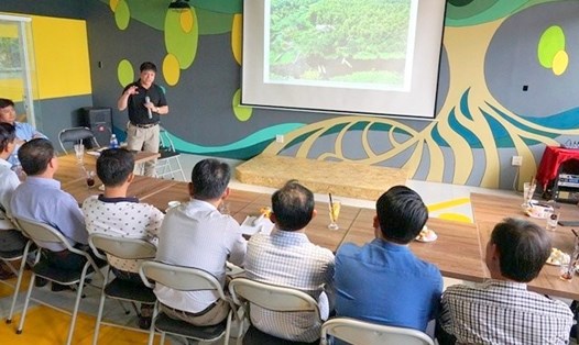 Tư vấn thị trường tín chỉ carbon tại buổi cà phê kết nối doanh nghiệp tỉnh Cà Mau. Ảnh: Nhật Hồ