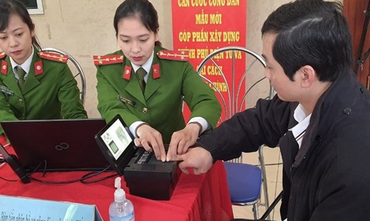 Người dân ở Hà Nội làm thẻ căn cước công dân gắn chip lưu động tại trụ sở Công an Hà Nội. Ảnh: V.Dũng.