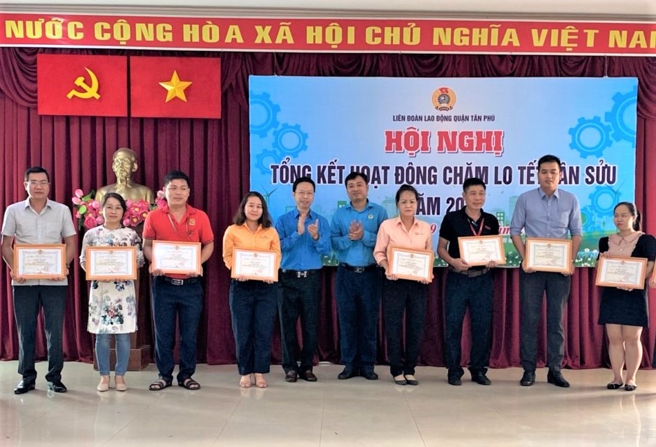 Đại diện LĐLĐ TPHCM và LĐLĐ Quận Tân Phú khen thưởng các đơn vị chăm lo tốt  CNVCLĐ trong dịp Tết Tân Sửu 2021. Ảnh LĐLĐ Tân Phú