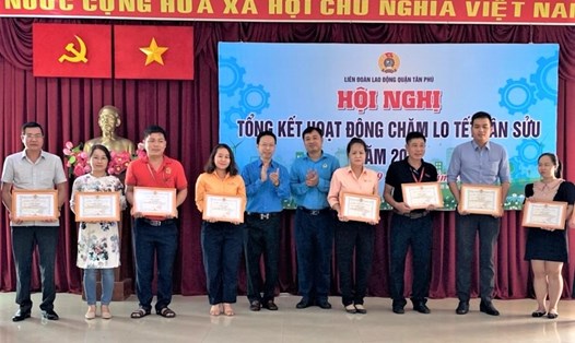 Đại diện LĐLĐ TPHCM và LĐLĐ Quận Tân Phú khen thưởng các đơn vị chăm lo tốt  CNVCLĐ trong dịp Tết Tân Sửu 2021. Ảnh LĐLĐ Tân Phú