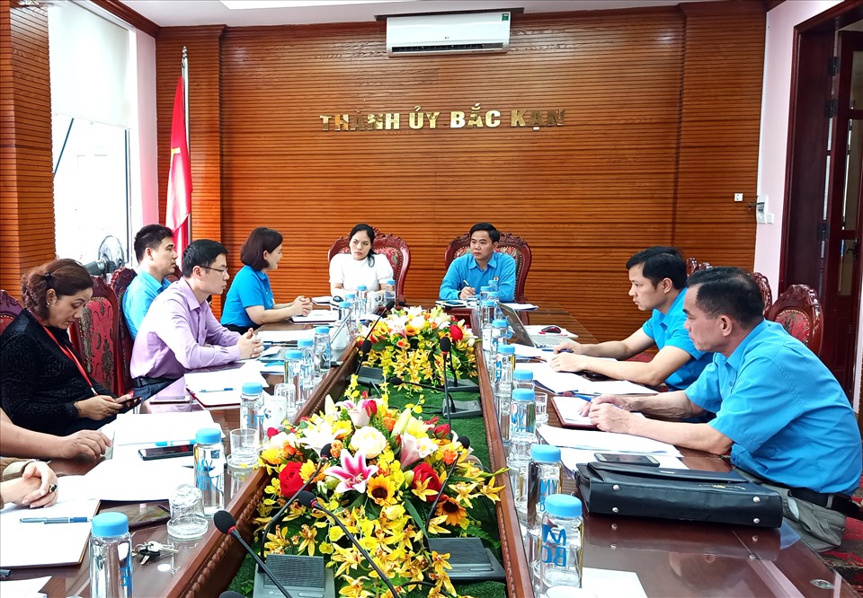 Thường trực Liên đoàn Lao động tỉnh Bắc Kạn làm việc với Liên đoàn Lao động thành phố Bắc Kạn. Ảnh: Ngọc Liêm