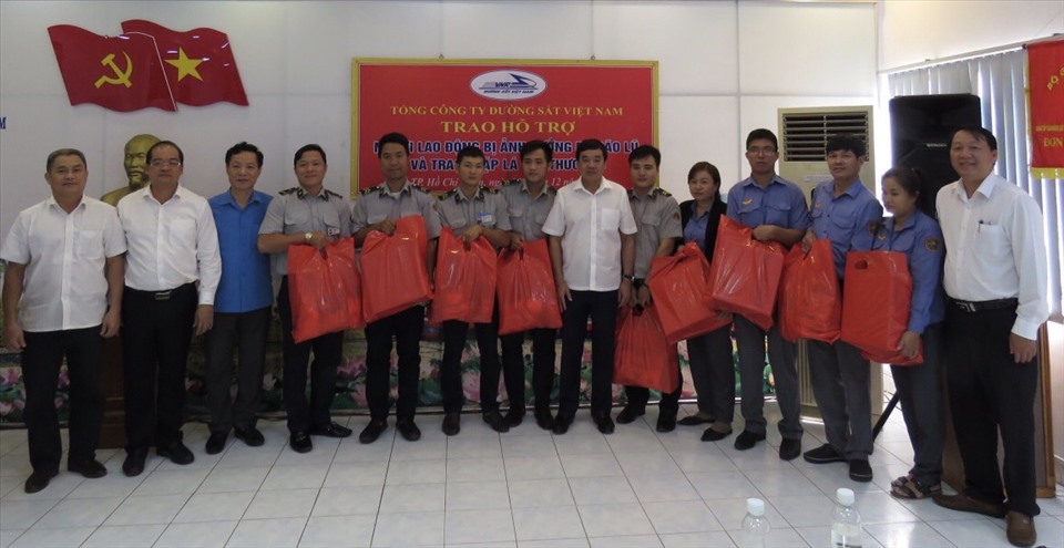 Công đoàn Đường sắt Việt Nam trao hỗ trợ cho đoàn viên, người lao động khó khăn. Ảnh: CĐN