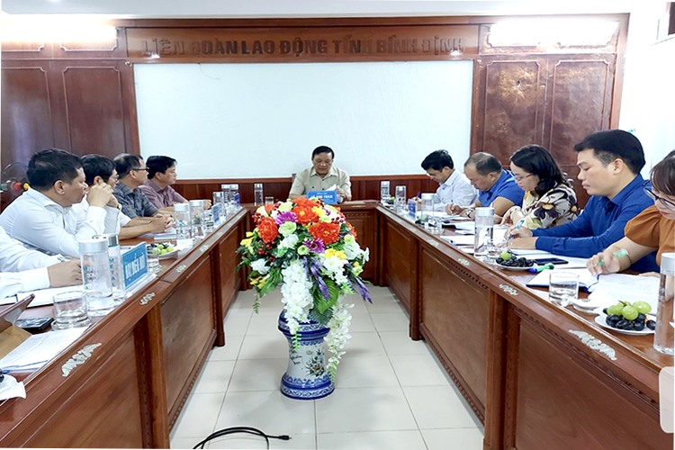 Phó Bí thư Thường trực Tỉnh ủy Bình Định – Lê Kim Toàn chủ trì buổi làm việc với LĐLĐ tỉnh. Ảnh: T.H.N