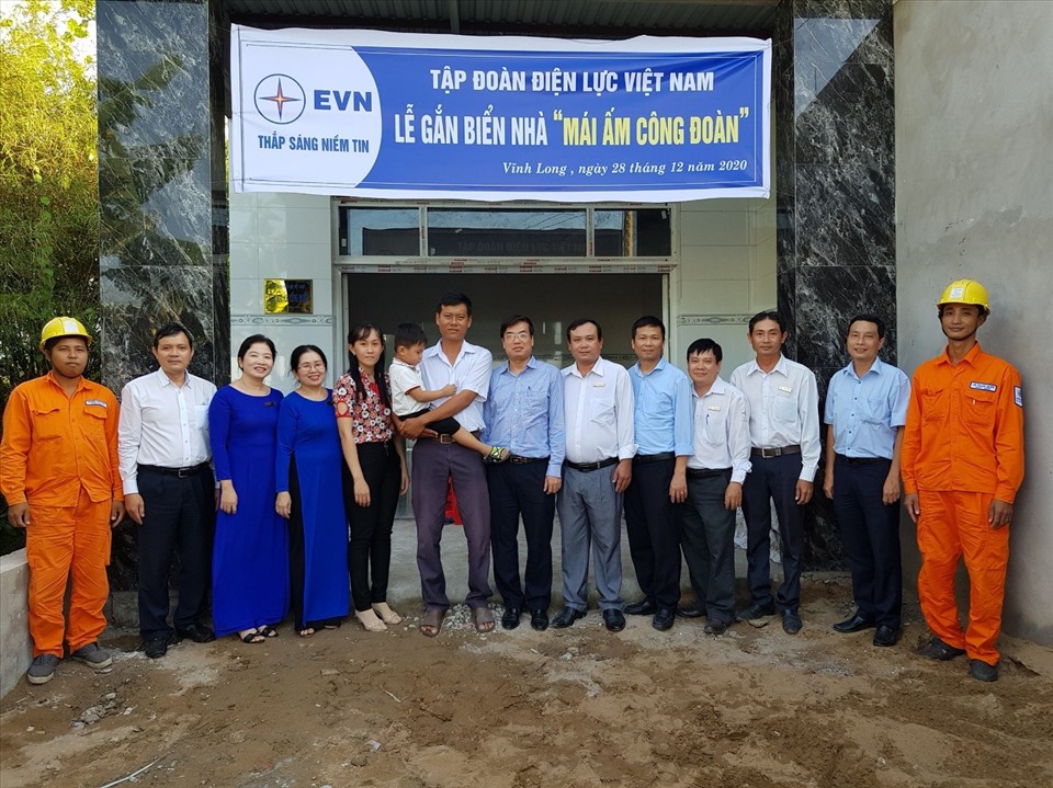 Công đoàn Điện lực Việt Nam hỗ trợ đoàn viên xây, sửa 52 mái ấm Công đoàn