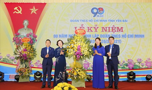 Bà Phạm Thị Thanh Trà - Thứ trưởng Bộ Nội vụ, nguyên Bí thư Tỉnh đoàn Yên Bái khóa 11 (thứ 2 từ trái qua) tặng hoa chúc mừng 90 năm ngày thành lập Đoàn TNCS Hồ Chí Minh.