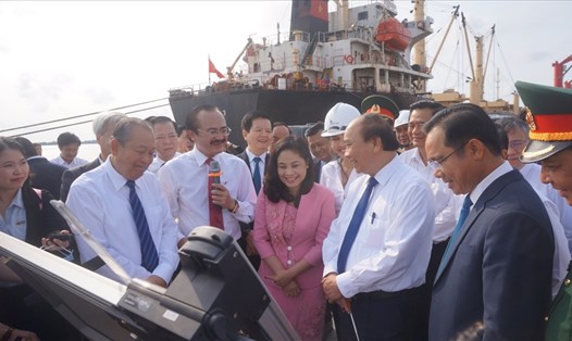 Thủ tướng Nguyễn Xuân Phúc thăm Cảng Quốc tế Long An. Ảnh: k.Q