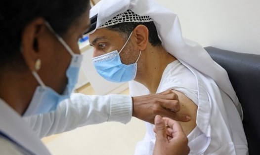 UAE mở rộng chương trình tiêm chủng vaccine COVID-19 cho tất cả công dân và cư dân từ 16 tuổi trở lên. Ảnh: AFP
