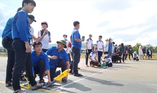 Các em học sinh trên địa bàn thành phố Phú Quốc (Kiên Giang) hào hứng với hội thi bắn tên lửa nước. Ảnh: PV