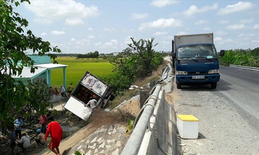Hiện trường vụ tai nạn giao thông trên tuyến Quản Lộ - Phụng Hiệp ngày 21.3. Ảnh Tùng Lâm