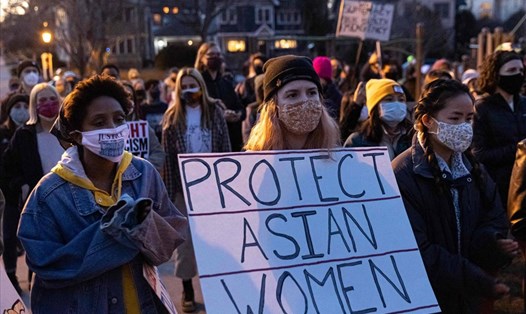 Biểu tình phản đối bạo lực nhằm vào người Mỹ gốc Á tại Minneapolis, Minnesota, ngày 18.3. Ảnh: AFP