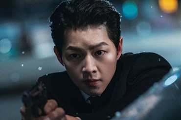 Song Joong Ki đối đầu căng thẳng với nhân vật phản diện trong phim. Ảnh cắt phim.