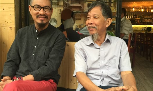 Nhà văn Nguyễn Huy Thiệp (bên phải) và họa sĩ Đào Hải Phong. 
Ảnh do họa sĩ Đào Hải Phong cung cấp