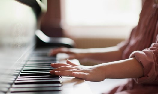 Hãy dạy con chơi đàn piano từ bé để giúp trẻ kích thích não bộ, phát triển trí tuệ. Ảnh nguồn: Xinhua.