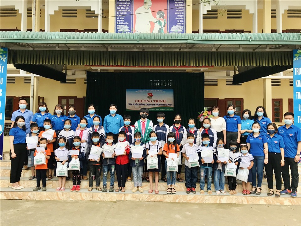 Chi đoàn Thanh niên Liên đoàn Lao động tỉnh Hòa Bình trao học bổng và khẩu trang cho học sinh. Ảnh: Bạch Tuyết