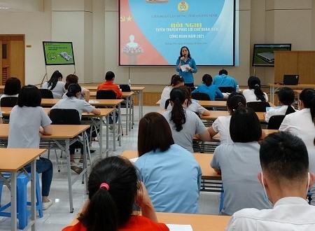 Bà Nguyễn Thị Bích Phượng - Ủy viên Ban thường vụ, Trưởng Ban Tuyên giáo – Nữ công LĐLĐ tỉnh Quảng Ninh triển khai chương trình Phúc lợi đoàn viên năm 2021. Ảnh: CĐ Quảng Ninh