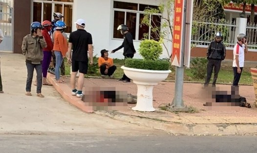 Từ sáng sớm, người dân phát hiện 1 người chết, 1 người nguy kịch nằm trước cổng UBND huyện Cư Jút. Ảnh: Bảo Lâm