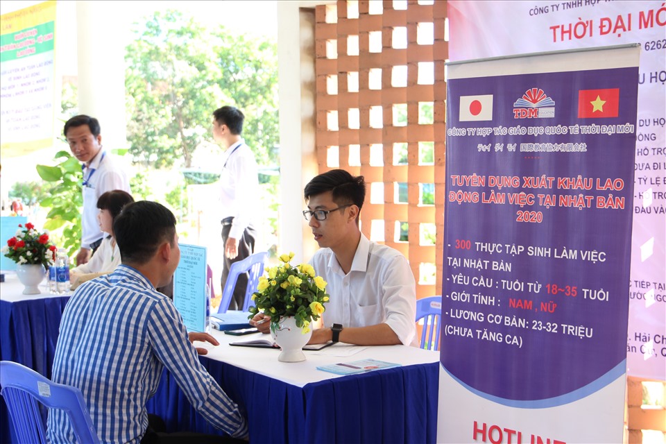 Nhiều người lao động tìm đến các phiên chợ việc làm để tìm một công việc phù hợp. Ảnh: HL