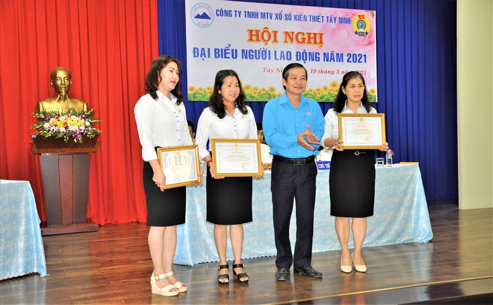 Lãnh đạo LĐLĐ tỉnh trao tặng Bằng khen cho 3 cá nhân đạt thành tích xuất sắc. Ảnh LĐLĐ Tây Ninh