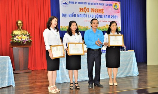 Lãnh đạo LĐLĐ tỉnh trao tặng Bằng khen cho 3 cá nhân đạt thành tích xuất sắc. Ảnh LĐLĐ Tây Ninh