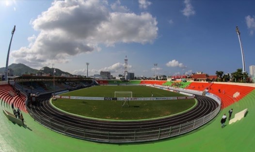 Sân Quy Nhơn được cải tạo toàn diện, đặc biệt làm lại mặt cỏ, đủ điều kiện để tuyển Việt Nam có thể tập luyện. Ảnh: Duy Nam.