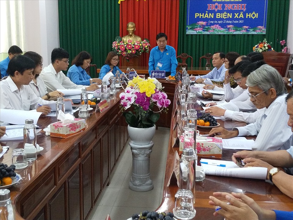 Chủ tịch LĐLĐ tỉnh Long An - ông Nguyễn Văn Quí phát biểu tại hội nghị. Ảnh: K.Q