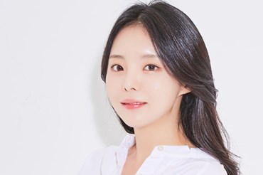 Jung Jiwoo - chị gái J-Hope (BTS) chính thức gia nhập Cube Entertainment. Ảnh poster.