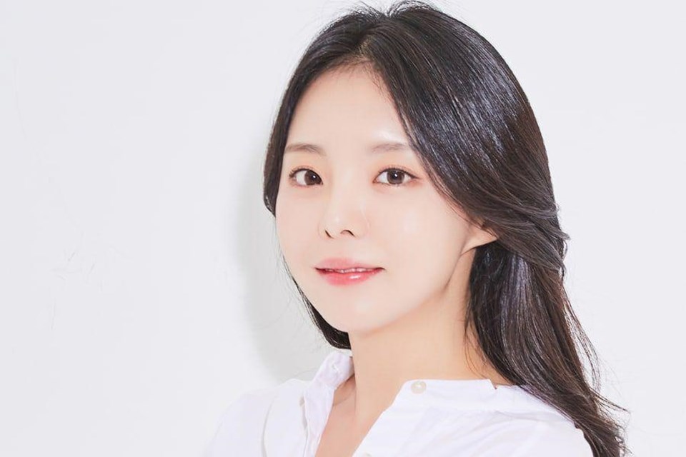 Jung Jiwoo - chị gái J-Hope (BTS) chính thức gia nhập Cube Entertainment. Ảnh poster. Jung Jiwoo - chị gái J-Hope (BTS) chính thức gia nhập Cube Entertainment. Ảnh poster.