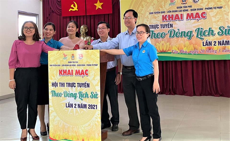 Đại diện các đơn vị tổ chức thực hiện nghi thức khai mạc hội thi. Ảnh LĐLĐ Tân Phú.