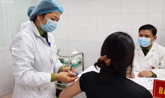 Tiêm thử nghiệm vaccine tại Việt Nam. Ảnh: Bộ Y tế