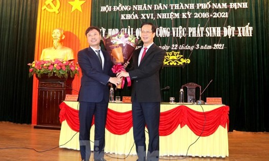 Ông Phạm Duy Hưng (trái) được bầu làm tân Chủ tịch UBND thành phố Nam Định. Ảnh: HL