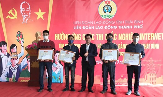 Ông Bùi Xuân Vinh - Chủ tịch LĐLĐ tỉnh Thái Bình trao giấy khen của LĐLĐTP cho 4 cá nhân thuộc công ty TNHH Bông Thái Bình. Ảnh B.M