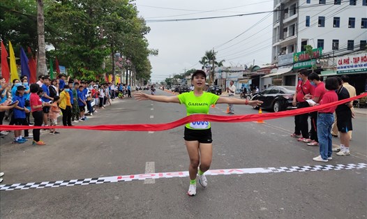 Tham gia chạy Việt dã, vận động viên về nhất nữ. Ảnh LĐLĐ Tây Ninh