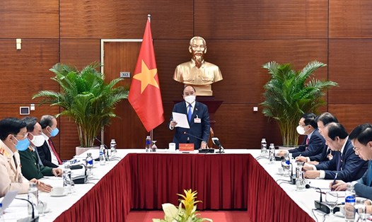Thủ tướng Nguyễn Xuân Phúc chủ trì cuộc họp khẩn ứng phó với dịch Covid-19 tháng 1.2021.Ảnh: TTXVN