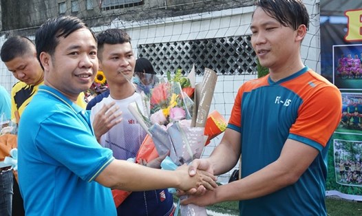 Ông Nguyễn Quang Huy – Chủ tịch Công đoàn cơ sở Công ty TNHH May Mặc Bowker Việt Nam ( Bình Dương ) trao hoa cho các đội tham gia giải đấu. Ảnh: Dương Bình
