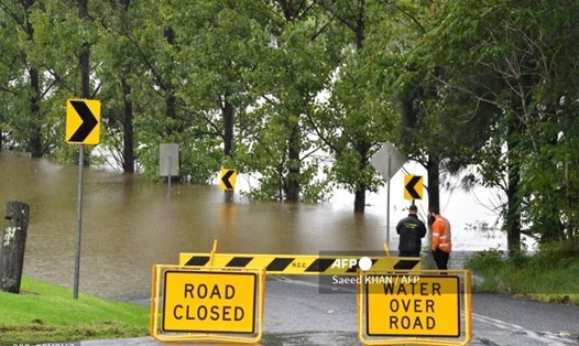 Một con đường chính bị ngập sâu ở khu vực ngoại ô Richmond ở thành phố Sydney ngày 22.3 khi tình hình lũ lụt càng trở nên nguy cấp. Ảnh: AFP