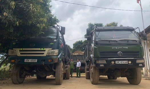 Hai trong số bốn chiếc xe tải bị Công an huyện Thanh Sơn tạm giữ. Ảnh: CAPT.